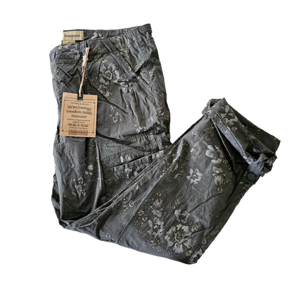 Democracy Gray Floral Ankle Capris